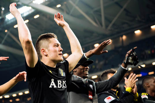 s Haukur Heidar Hauksson tackar publiken