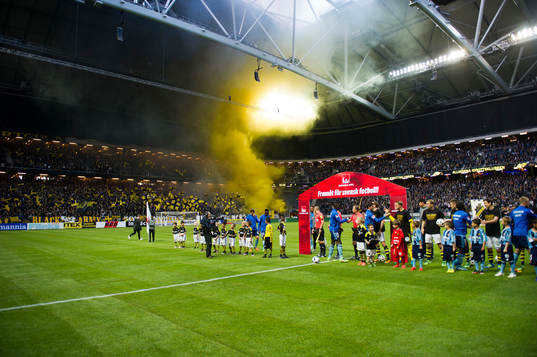 s spelare hälsar på varandra
