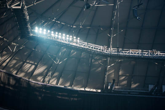 Solens ljusspel på taket inne på Friends Arena