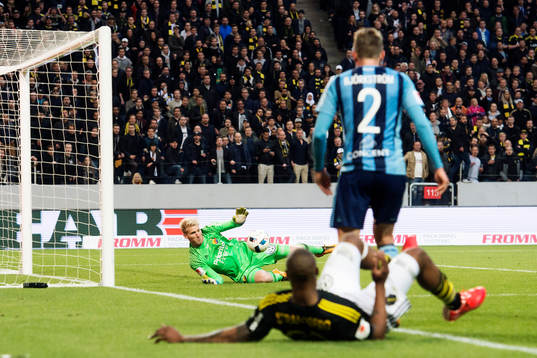 Djurgårdens målvakt Hampus Nilsson räddar ett skott