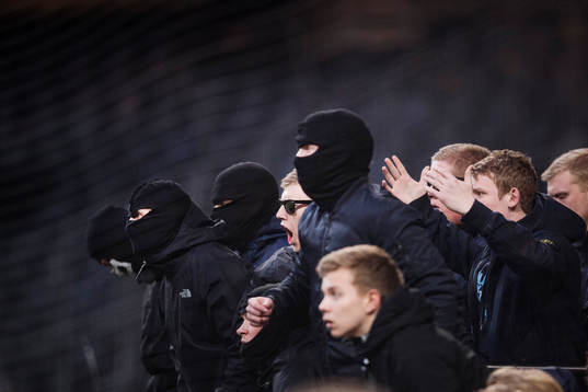 Djurgårdens supportrar ropar på spelarna
