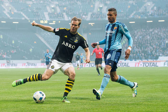 s Per Karlsson och Djurgårdens Mathias Ranégie