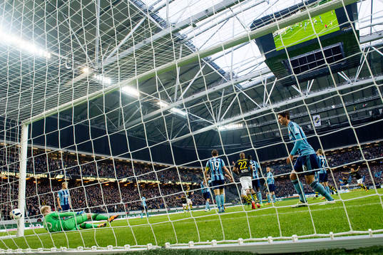 s Haukur Heidar Hauksson nickar in bollen och gör 2-0