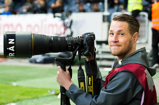 Bildbyråns fotograf Erik Simander jobbar