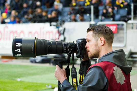 Bildbyråns fotograf Erik Simander jobbar