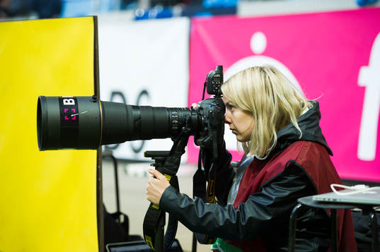 Bildbyråns fotograf Johanna Lundberg obbar