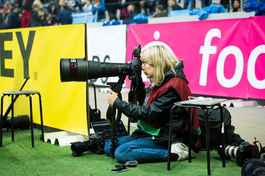 Bildbyråns fotograf Johanna Lundberg obbar