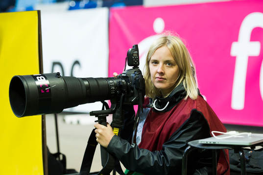 Bildbyråns fotograf Johanna Lundberg obbar