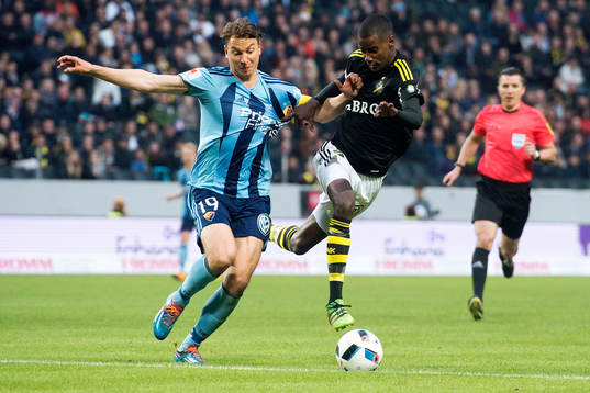 s Alexander Isak i en närkamp