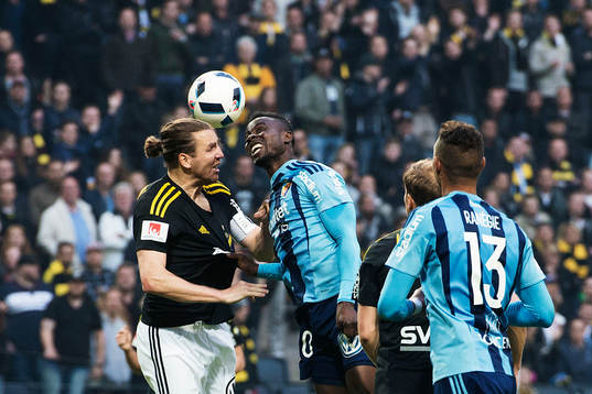 s Nils-Eric Johansson och Djurgårdens Sam Johnson i en