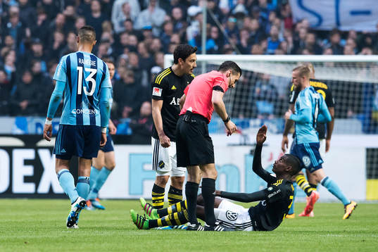 s Alexander Isak samtalar med domaren
