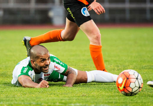 Prespa Birliks Buwar Karim ligger på gräsmattan