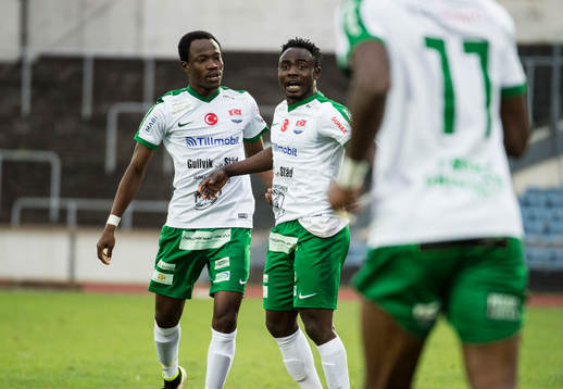 Prespa Birliks Kwame Adom Frimpong och Edafe Egbedi jublar