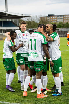 Prespa Birliks Sadat Karim jublar med lagkamraterna