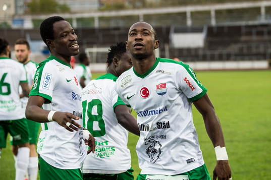 Prespa Birliks Sadat Karim jublar med lagkamraterna