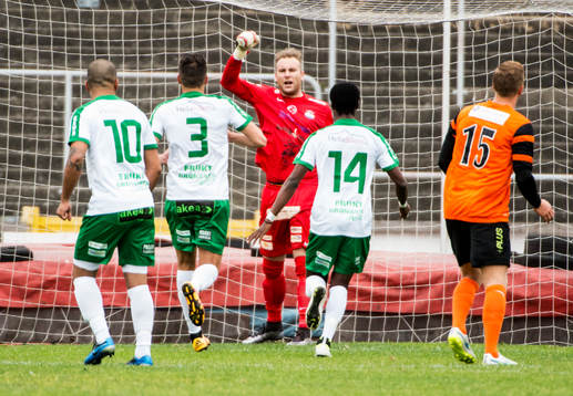 Prespa Birliks målvakt Robin Armandt jublar