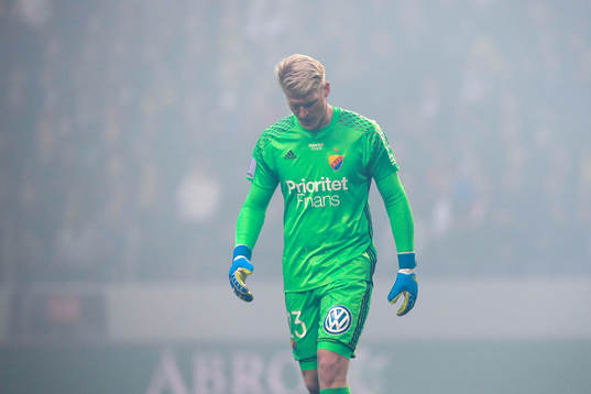 Djurgårdens målvakt Hampus Nilsson i röken av bengaler