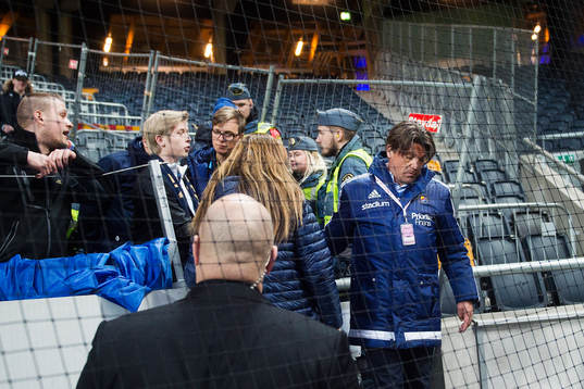 Djurgårdens sportchef Bo Andersson är framme och pratar