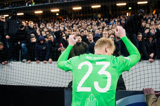Djurgårdens målvakt Hampus Nilsson är framme och pratar