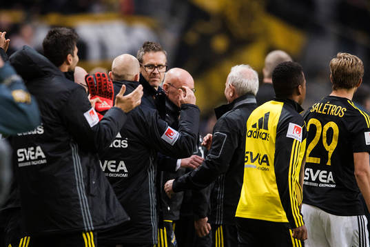 s tränare Rikard Norling jublar