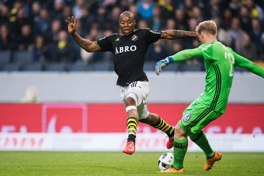 s Carlos Strandberg är framme och utmanar Djurgårdens