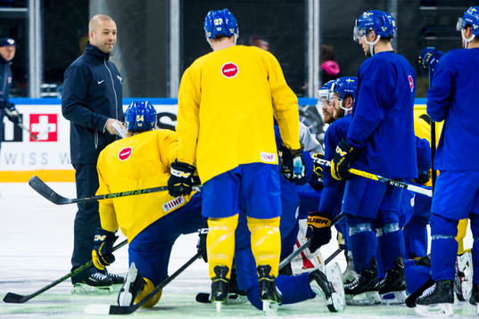 Assisterande tränare Johan Tornberg instruerar