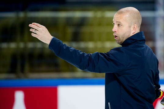 Assisterande tränare Johan Tornberg instruerar