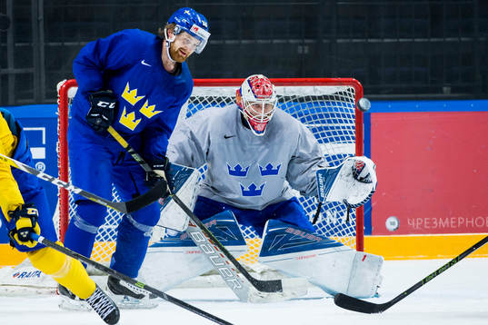 Mattias Ritola och målvakt Viktor Fasth
