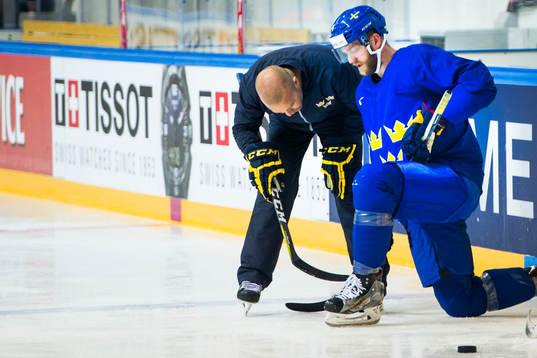 Assisterande tränare Johan Tornberg inspekterar Mattias