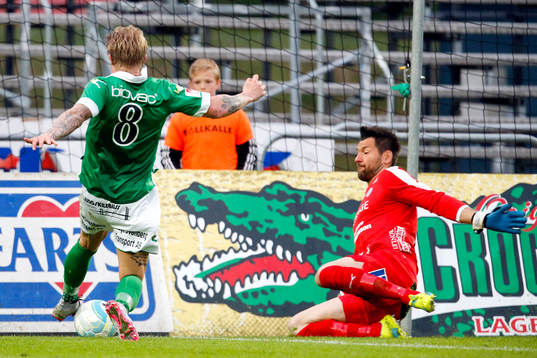 Ljungskiles Tim Nilsen och Halmstads målvakt Stojan Lukic