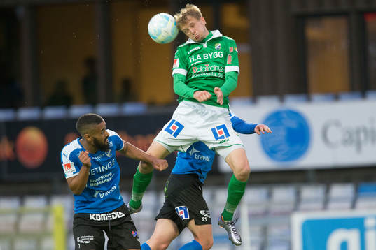 Halmstads målvakt Stojan Lukic och Ljungskiles Jakob Olsson