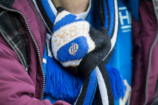 En halsduk med halmstads symbol på