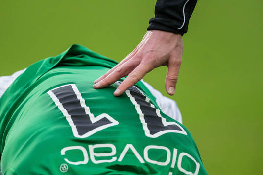 Domare Per Melin är framme hos Ljungskiles Jakob Olsson