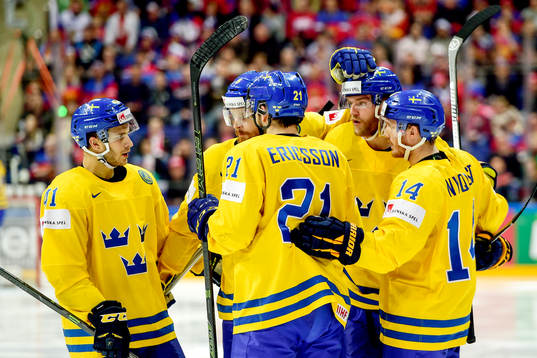 Sveriges Mattias Ekholm jublar