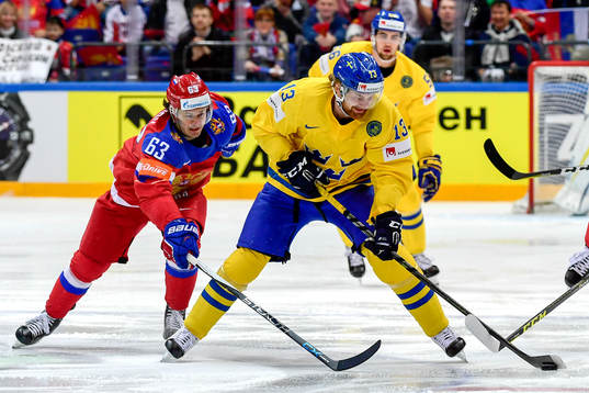 Rysslands Yevgeni Dadonov och Sveriges Mattias Ritola
