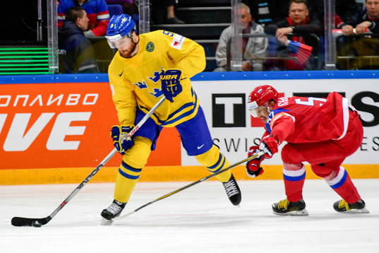 Sveriges Adam Larsson och Rysslands Sergei Shirokov