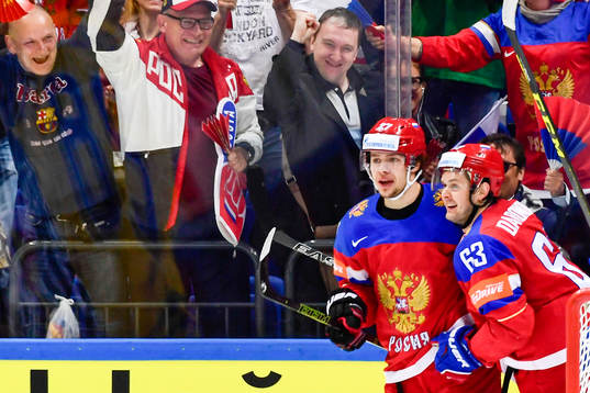 Rysslands Artemi Panarin och Yevgeni Dadonov jublar