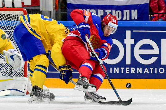 Sveriges Oscar Fantenberg och Rysslands Yevgeni Dadonov