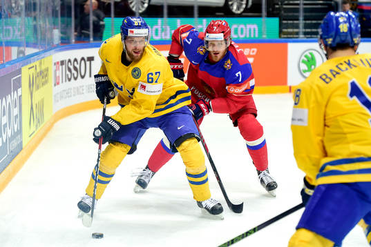 Sveriges Linus Omark och Rysslands Ivan Telegin