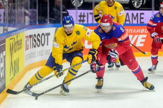 Sveriges Erik Gustafsson och Rysslands Alexander Ovechkin