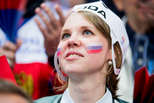 En rysk supporter med ryska flaggor målade på kinderna