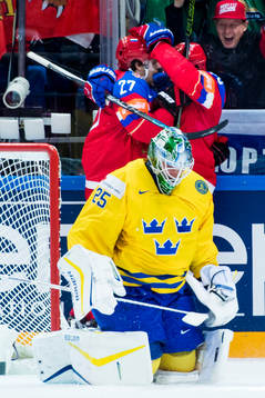 Rysslands Yevgeni Dadonov jublar med lagkamraterna