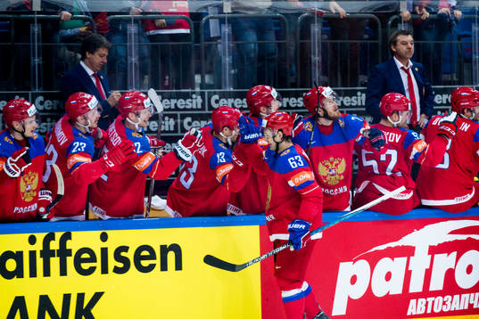 Rysslands Yevgeni Dadonov jublar med bänken