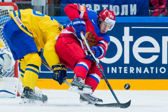 Sveriges Oscar Fantenberg och Rysslands Yevgeni Dadonov