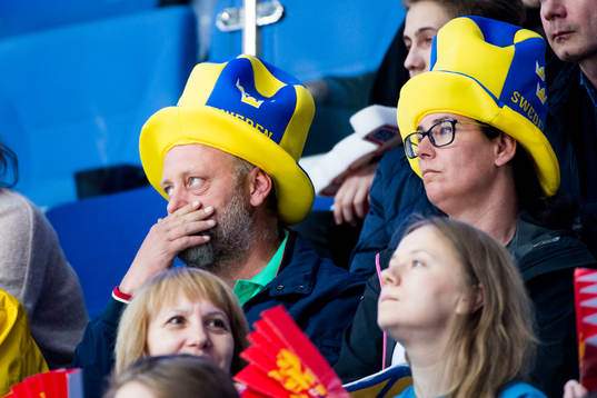 En svensk supporter deppar på läktaren ishockeymatchen i