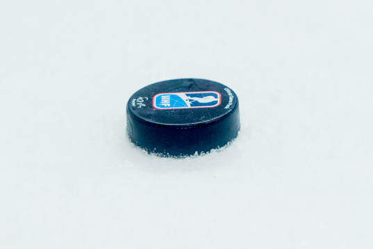 En officiell VM hockeypuck på isen