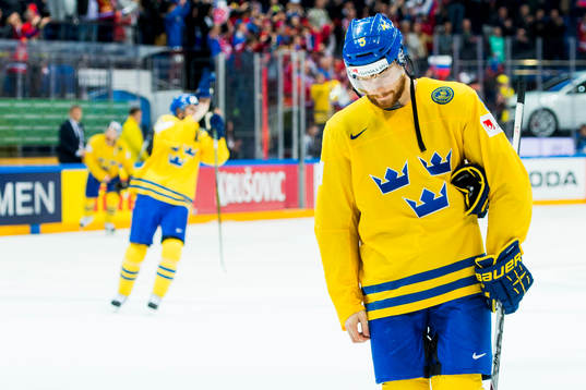 Sveriges Adam Larsson deppar när han lämnar isen