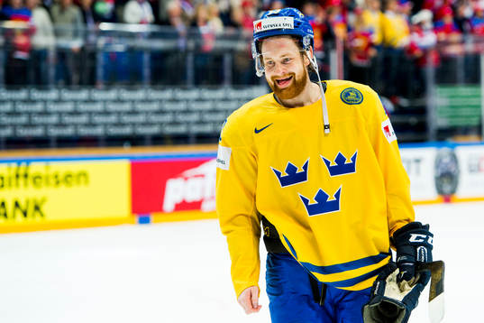 Sveriges Mattias Ritola deppar när han lämnar isen