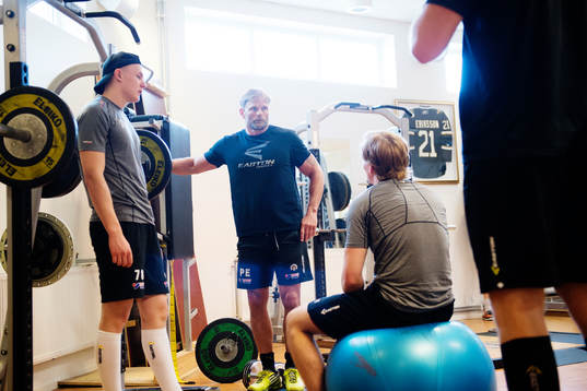 Frölundas Kristian Vesalainen, fystränare Pär Edlund och