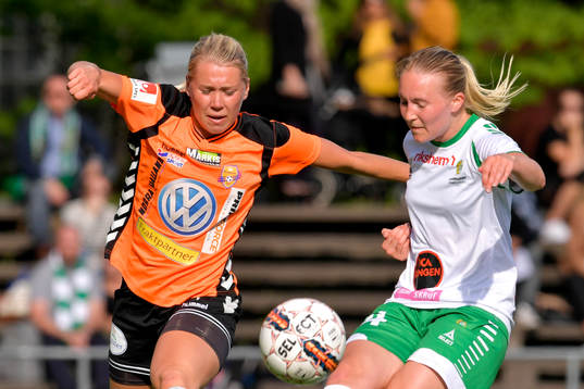 Kungsbackas Mimmi Asperot och Hammarbys Linnéa Eriksson